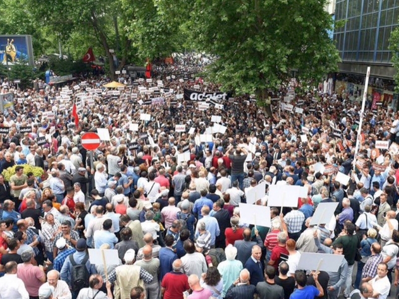 Хиляди на протест в Турция заради осъден опозиционен депутат