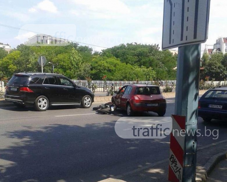 Рено отнесе моторист на централния пловдивски булевард  СНИМКИ