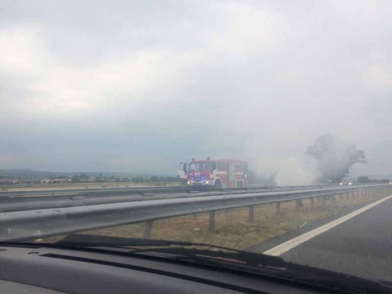 Автомобил гори на магистрала Тракия край Пловдив СНИМКИ