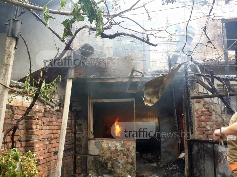 Жена и две деца са били в горящата къща в Пловдив, измъкнали са ги на косъм СНИМКИ