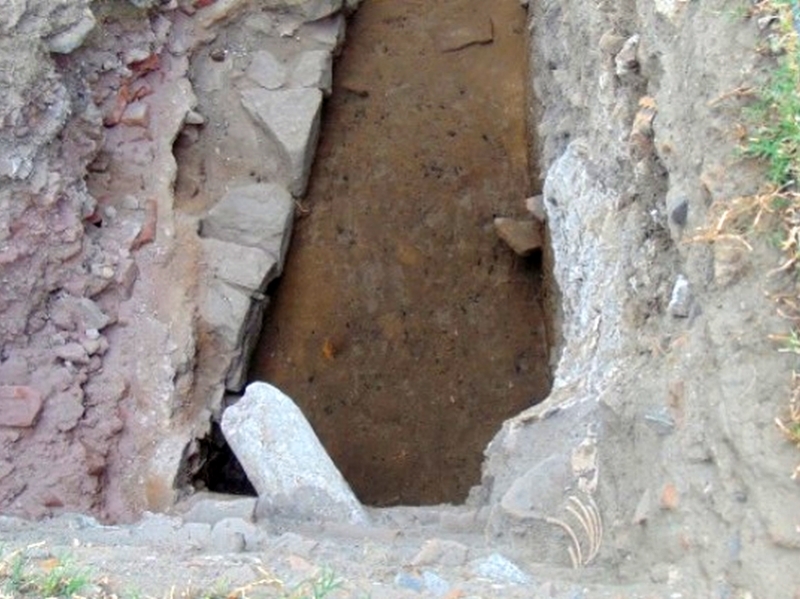 Багери рушат древна могила в Пловдив, археоложка скочи срещу институциите