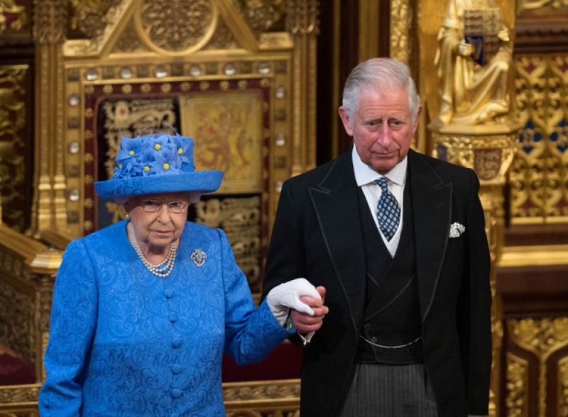 Костюмът на кралица Елизабет - отговорът й за Brexit