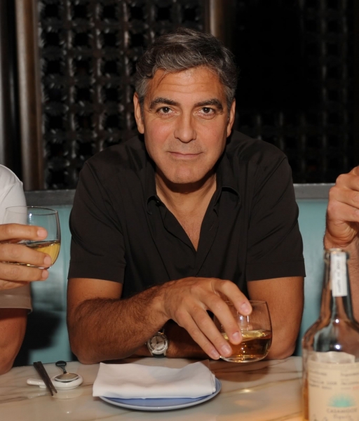 Клуни продава компанията си за текила за 1 млрд. долара