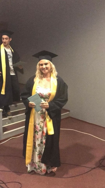 Кари, която оцеля по чудо на моста на Герджика, се дипломира в Руската