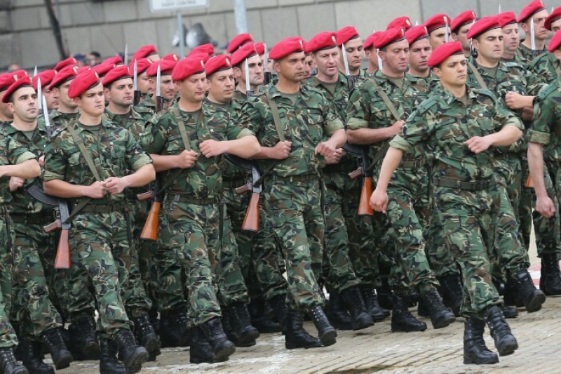 Каракачанов: Проблемите в армията ще се решат с по-високи заплати