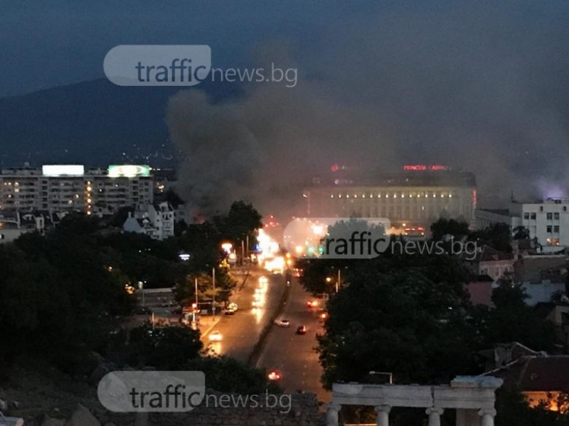 Огромен пожар бушува в центъра в Пловдив, пожарни хвърчат към мястото СНИМКИ