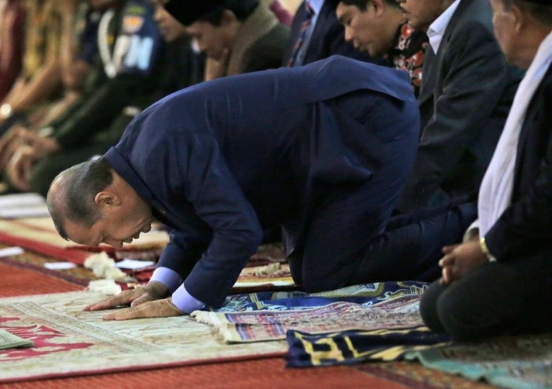 Ердоган припаднал по време на молитва