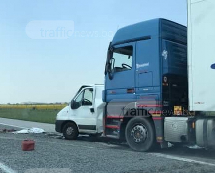 Катастрофа край Пловдив! ТИР размаза бус в аварийната лента на магистралата