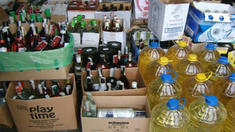 Конфискуваха близо 600 литра незаконен алкохол от дома на женa