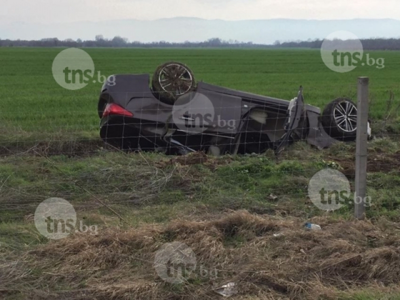 Две коли се преобърнаха на Тракия край Пловдив, трима мъже пострадаха