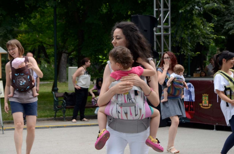 Бебета танцуваха зумба с майките си в Цар-Симеоновата градина СНИМКИ