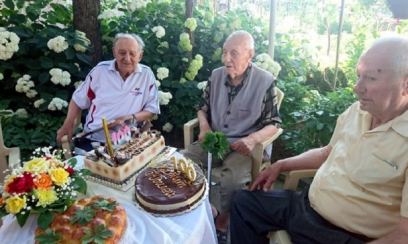 Дядо на 100 години сам си изкарва прехраната