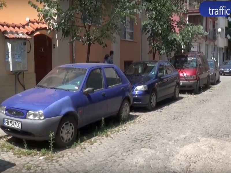 Общината бори кризата с паркоместа, а зарязани автомобили заемат точно такива ВИДЕО