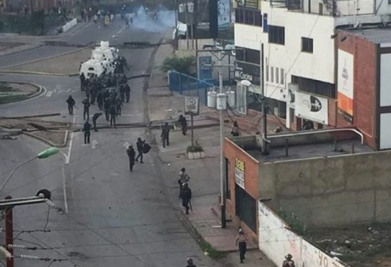 Венецуела пред гражданска война! Хеликоптер атакува с гранати Върховния съд, танкове по улиците ВИДЕО