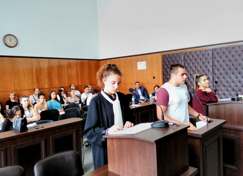 Ученици от Хуманитарната участваха във възстановка на съдебен процес