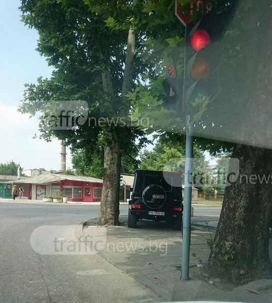 В търсене на сянка: джип кацна на тротоар в Смирненски СНИМКА