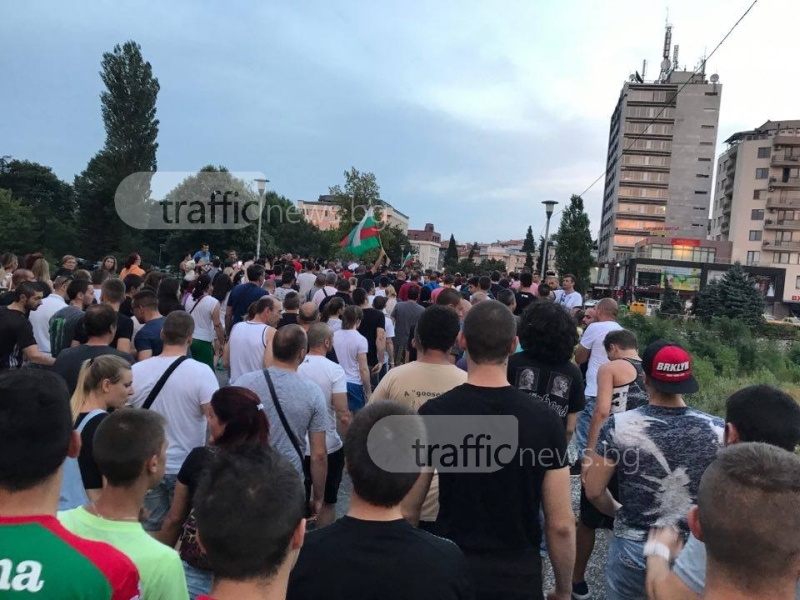 Рокери и протестиращи щурмуваха махалата в Асеновград! Шествието стана неуправляемо ВИДЕО и СНИМКИ
