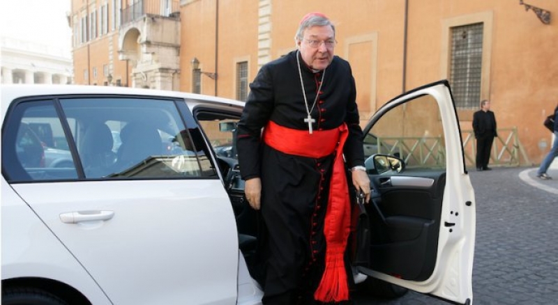 Обвиниха ковчежника на Ватикана в сексуален тормоз