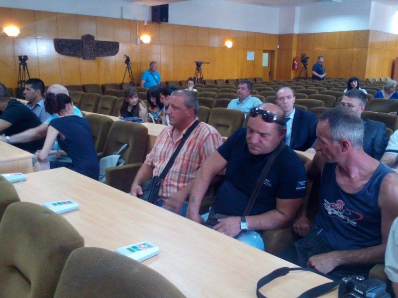 Асеновградчани пред кмета: Искаме справедливост и изселване на ромите пришълци СНИМКИ