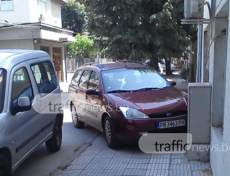 Нищо радостно на ул. “Радост“! Срязани гуми и окупиране на тротоар - тъжно е СНИМКИ