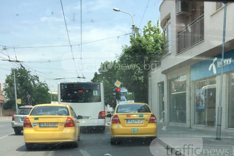 Докато чака клиенти, таксиджия затапи булевард в Кючука СНИМКA