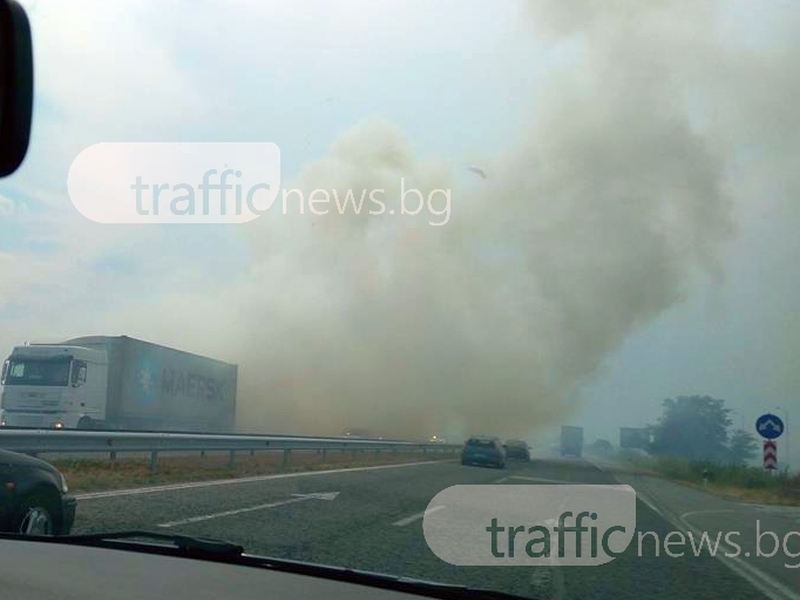 Пожар на сметище край магистрала Тракия, видимостта е намалена