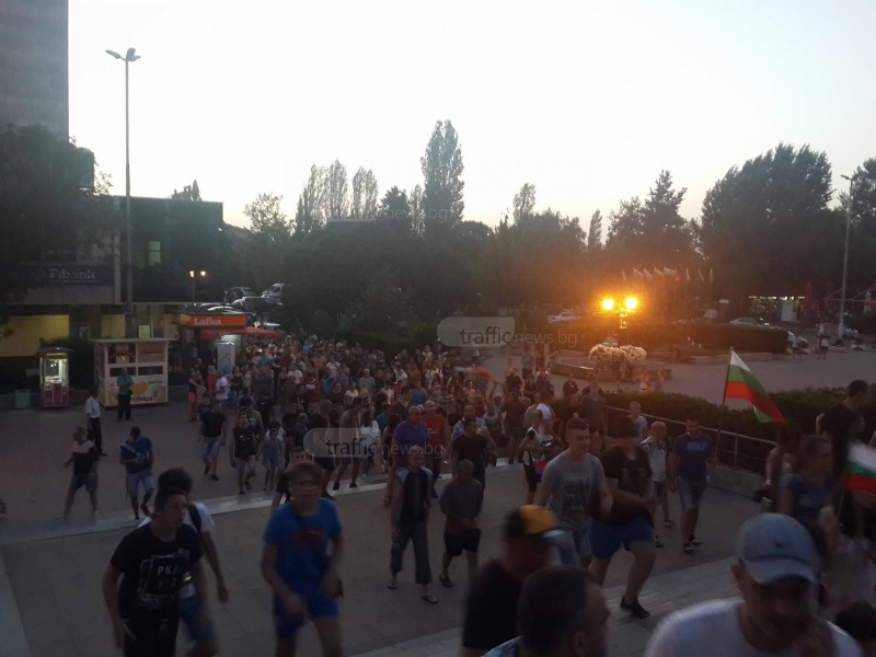 Напрежение в Асеновград, шествието тръгна СНИМКИ