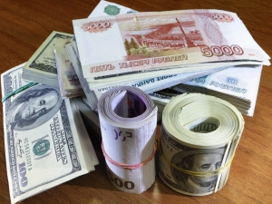 Еврото поскъпна спрямо долара на годишна база
