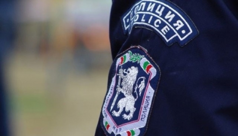 Депутатите решават проблемите на полицаите? Гласуват пари за дрехи