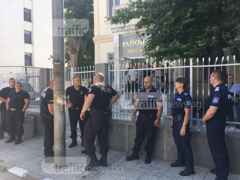 Съдът в Асеновград под полицейска обсада, вкарват в залата арестуваните роми СНИМКИ