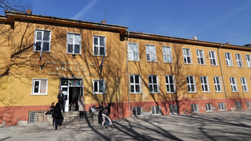 Преместват ученика, ритнал и набил учителката си