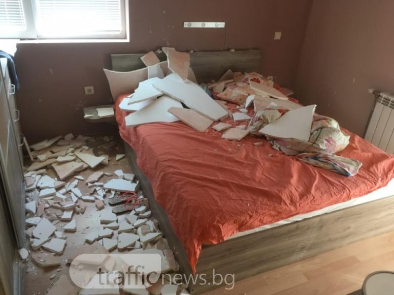 Таван рухна върху спалня! Чист късмет, че собственикът не е бил вкъщи ВИДЕО+СНИМКИ