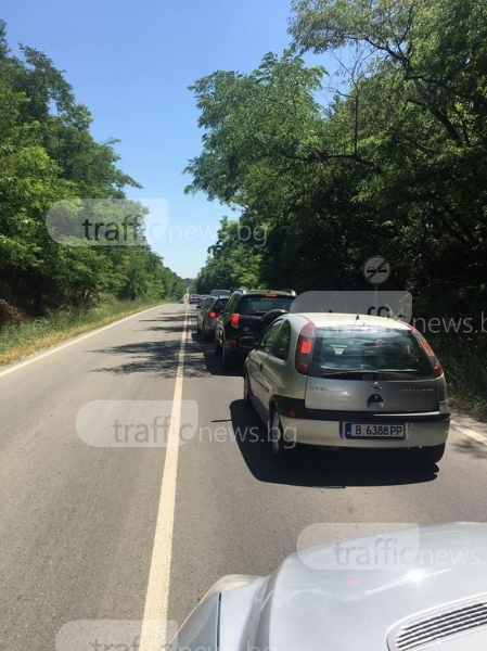 Пловдивчани блокирани на пътя за Созопол, повече от два часа не могат да минат СНИМКИ