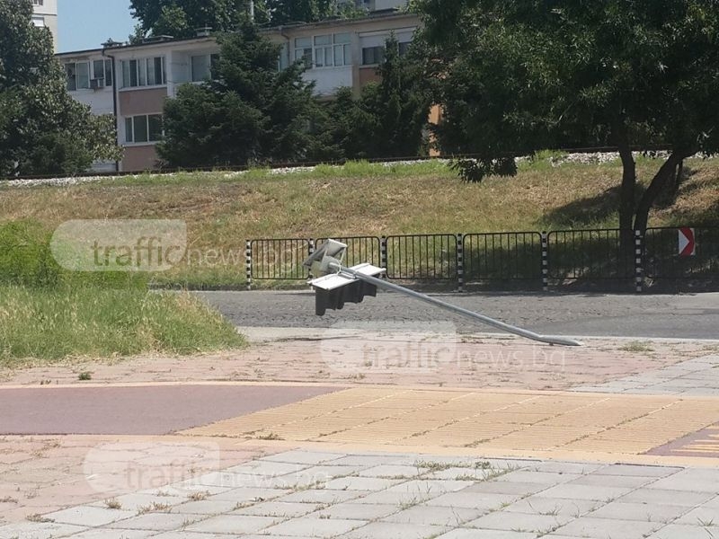 Пешеходни човечета полегнаха до стадион Пловдив СНИМКИ
