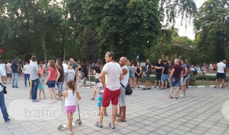 Стотици се събират за поредния протест в Асеновград СНИМКИ И ВИДЕО
