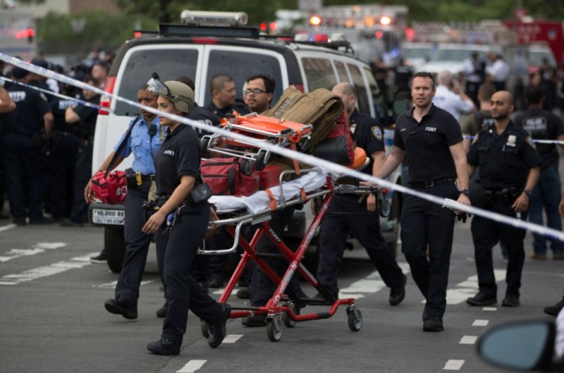 Откриха стрелба в болница в Ню Йорк, загина лекар СНИМКИ