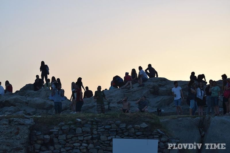 Пловдивчани посрещнаха утрото на Небет тепе