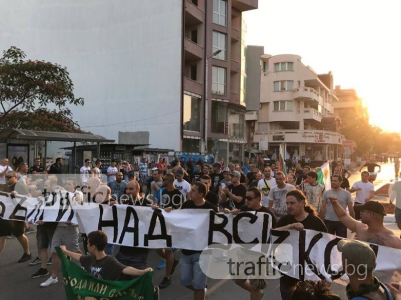 Над 2000 в центъра на Асеновград, специален дрон следи протеста СНИМКИ