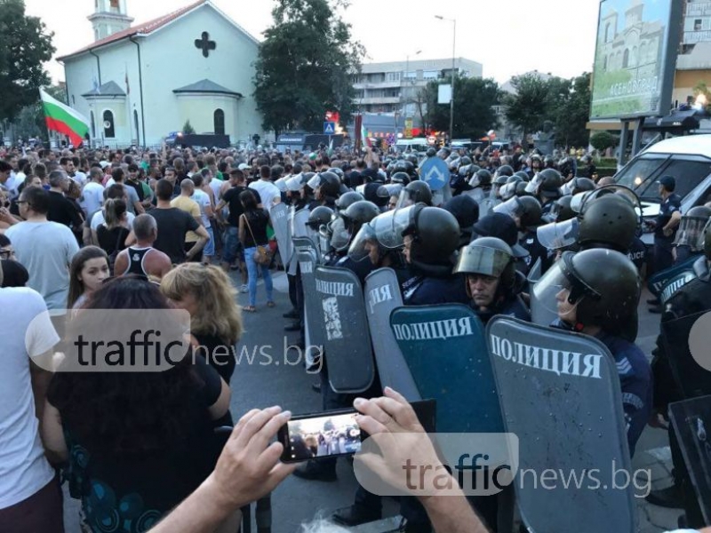 Протестът набъбна на 7000 души, тръгнаха към ромската махала СНИМКИ и ВИДЕО
