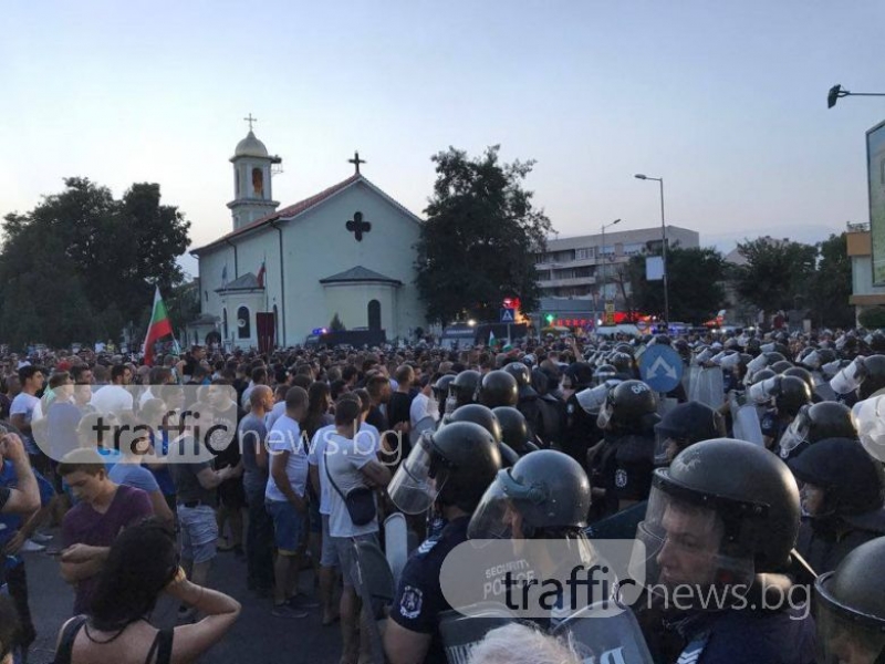 Напрежението в Асеновград се покачва, полицията иска протестиращите да напуснат СНИМКИ