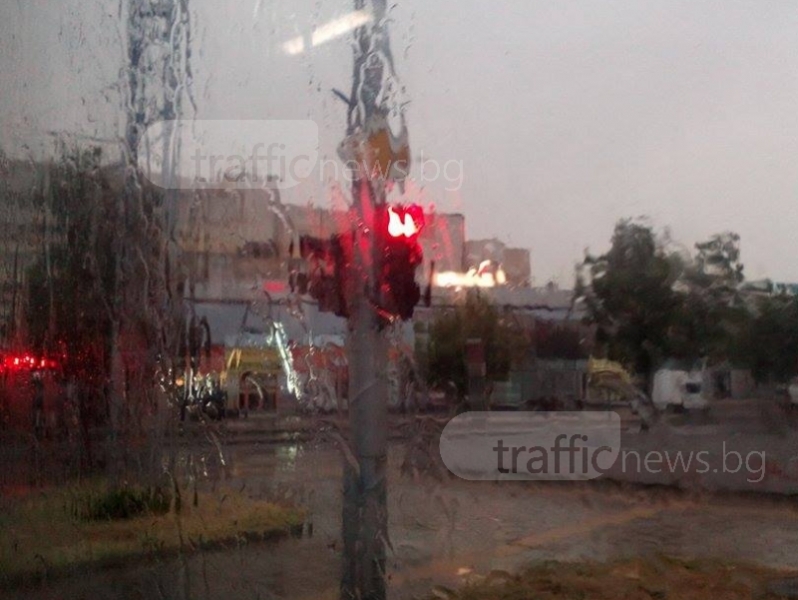 Синоптиците познаха! Дъжд замени жегата в Пловдив, има опасност от гръмотевична буря