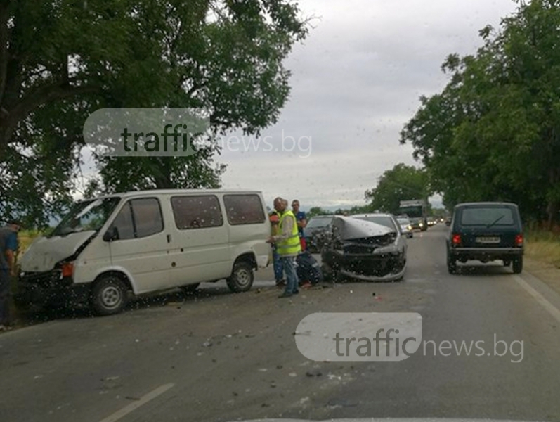 Бус и кола се удариха край Пловдив, образува се километрична опашка СНИМКИ