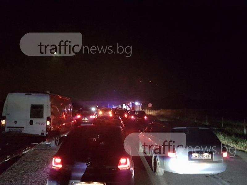 Две катастрофи запушиха магистралата край Пловдив тази нощ, шофьори чакат с часове СНИМКИ