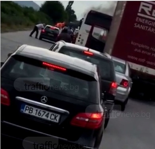 Кола гори на пътя за Асеновград! Задръстването е зверско ВИДЕО