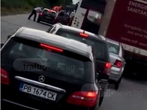 Кола гори на пътя за Асеновград! Задръстването е зверско ВИДЕО