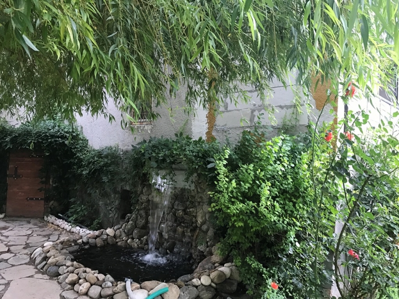 Екзотичен водопад бликна в градинка пред блок в Тракия СНИМКИ