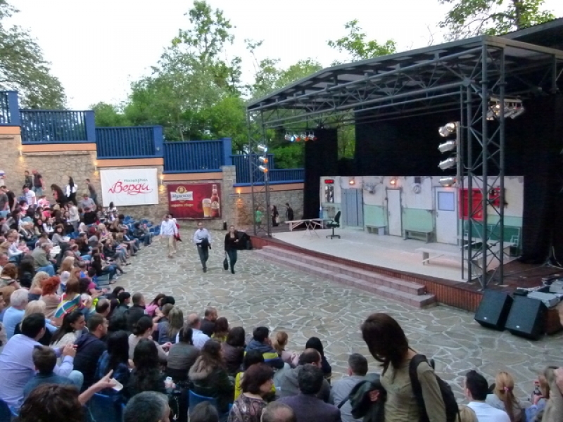 Пловдивчани търсят прохлада в кино на открито! Днес започват филмовите нощи във Филипополис