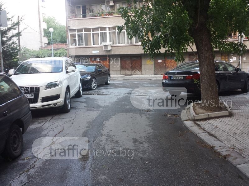 Скъпи возила блокираха улица на метри от Второ районно СНИМКИ