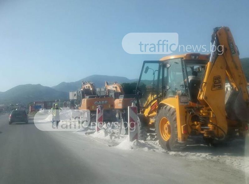 Строителите на Пловдив – Асеновград вече струпват техника на пътя, чакат зелена светлина за ремонта СНИМКИ