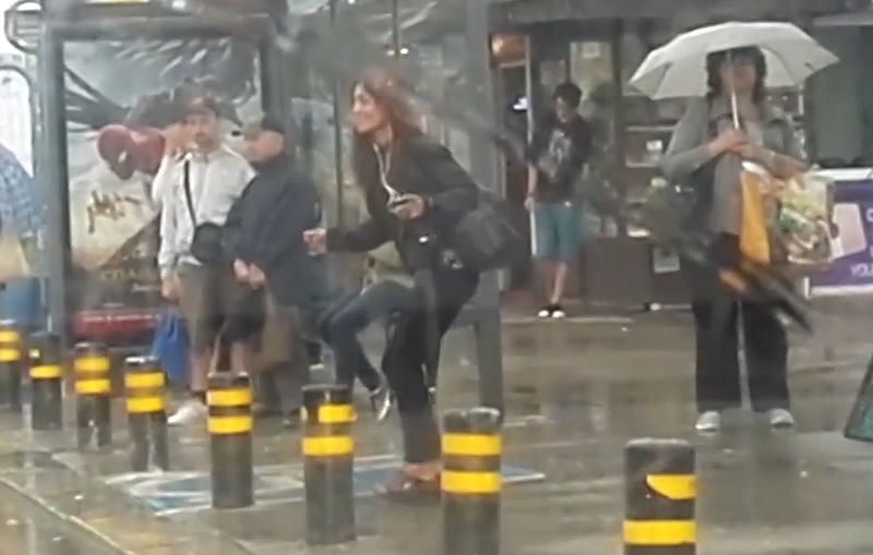 Жена показа на автобусна спирка, че няма лошо време, а само такова настроение ВИДЕО